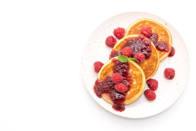 Photo pancake with fresh raspberries and raspberry sauce