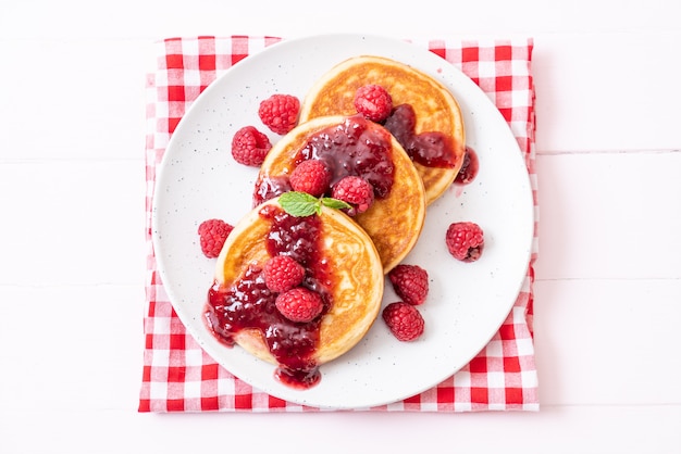 Photo pancake with fresh raspberries and raspberry sauce