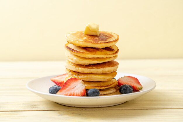 pancake with strawberries, blueberries and honey