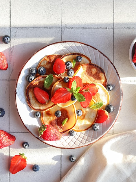 Photo pancakes with strawberry and blueberries