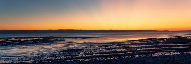 Photo panorama of beautiful sunset over the rocky coast