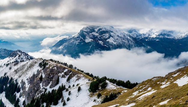 Photo panorama of the mountains with clouds and fog in winter