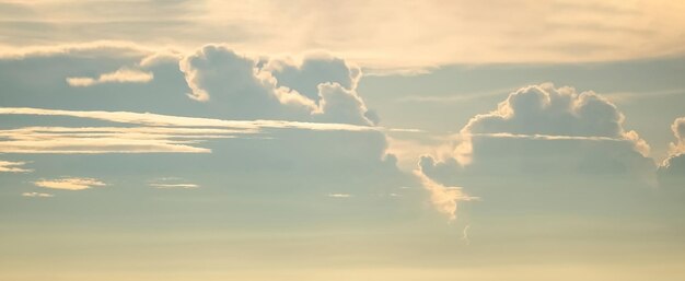 Photo panorama turquoise creamy blue sky with the cloud in relaxing feel for background