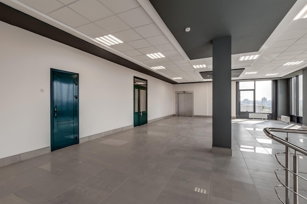 Photo panorama view in empty modern hall with columns doors and panoramic windows