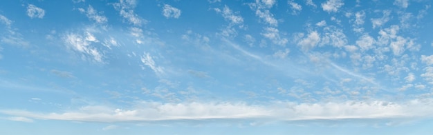 Photo panoramic blue sky background with white clouds