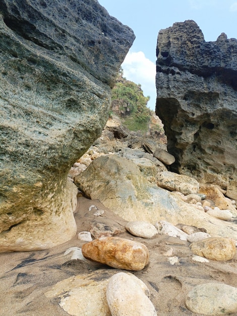 Photo panoramic image of beaches in indonesia large coral and rocks