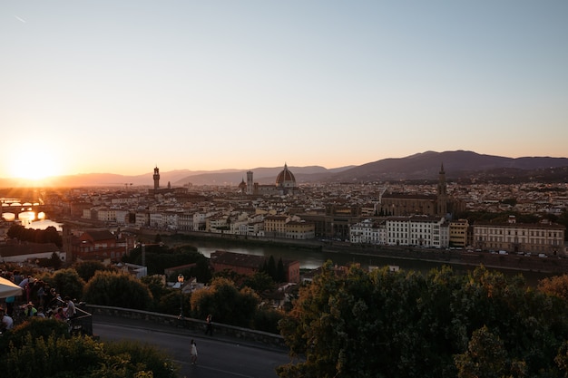 Photo panoramic view of florence city with cattedrale di santa maria del fiore and palazzo vecchio from piazzale michelangelo (michelangelo square). summer sunny day and dramatic blue sky