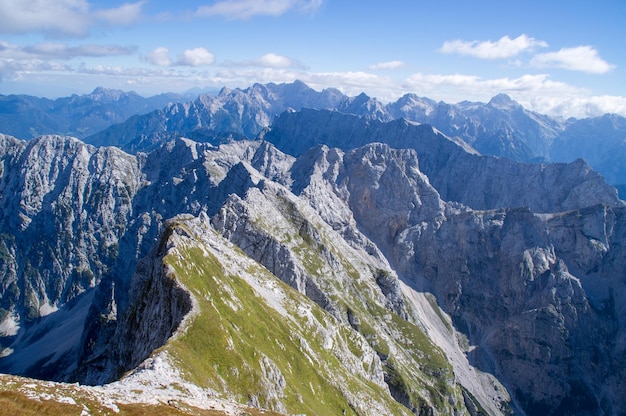 Photo panoramic view of rocky mountain ridges julian alps