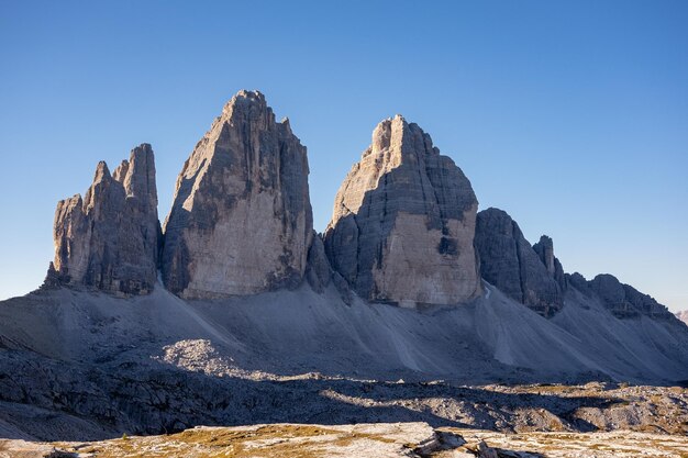 Photo panoramic view of rocky mountains against clear sky