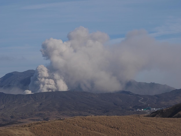 Photo panoramic view of volcanic landscape against sky