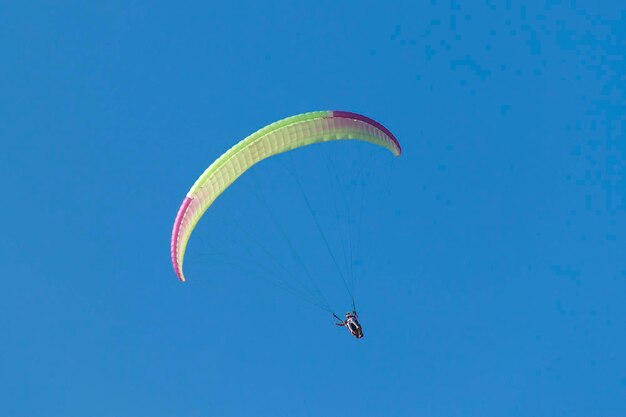 Paragliding tandem duet