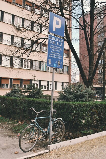 Photo parked in front of building