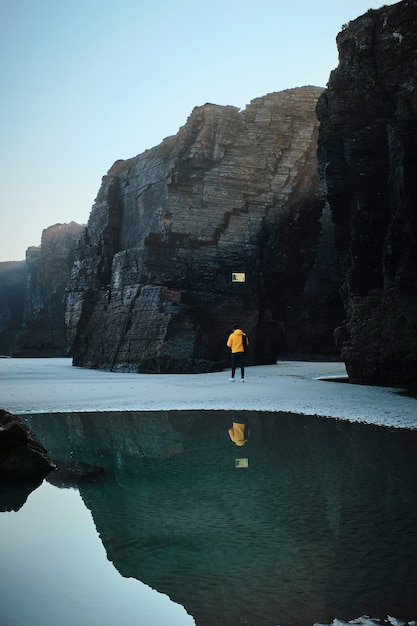 Paseando por las rocas y el mar