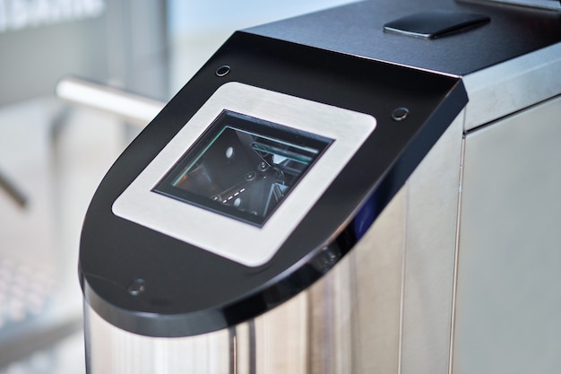 Pass scanner in the form of a display on the turnstile.