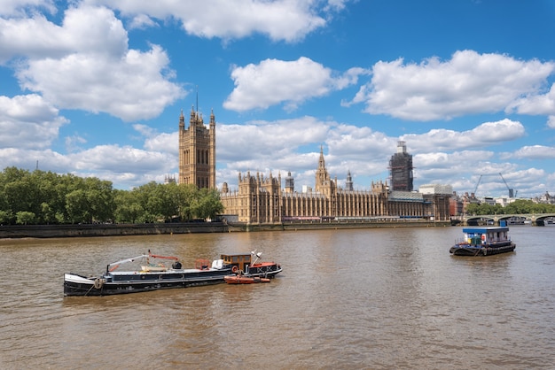 Passenger ships and service boats in front of Parliament of London