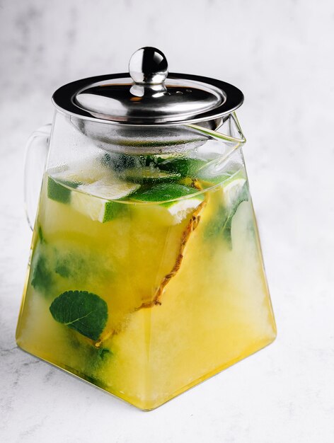 Photo passionfruit iced green tea or lemonade with lime and mint