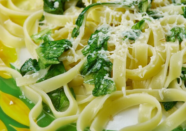 Photo pasta con robiola e spinaci - italian pasta with cheese and spinach