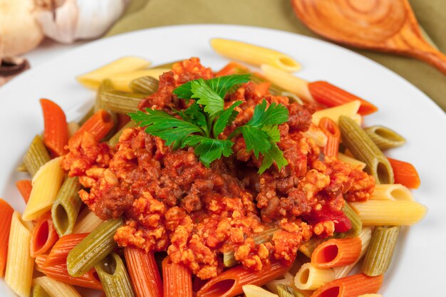 Photo pasta with meat, tomato sauce and vegetables on the table