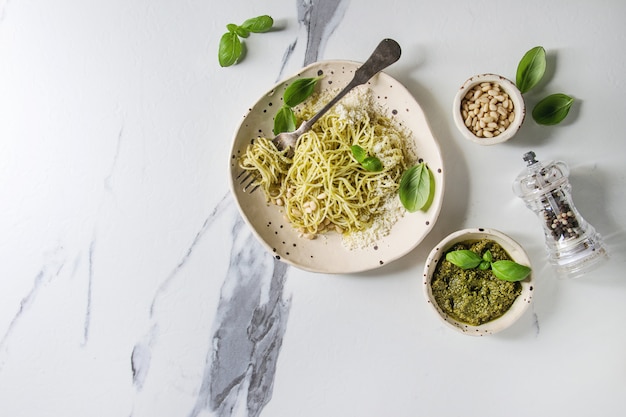 Photo pasta with pesto sauce