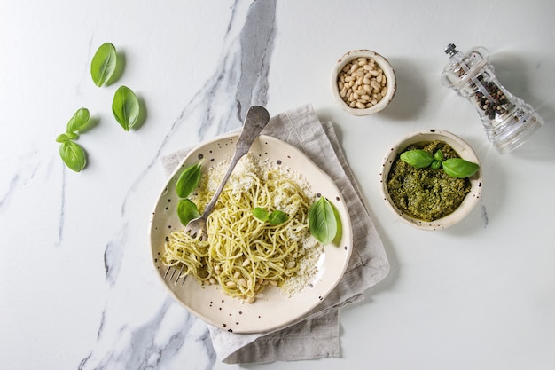 Photo pasta with pesto sauce