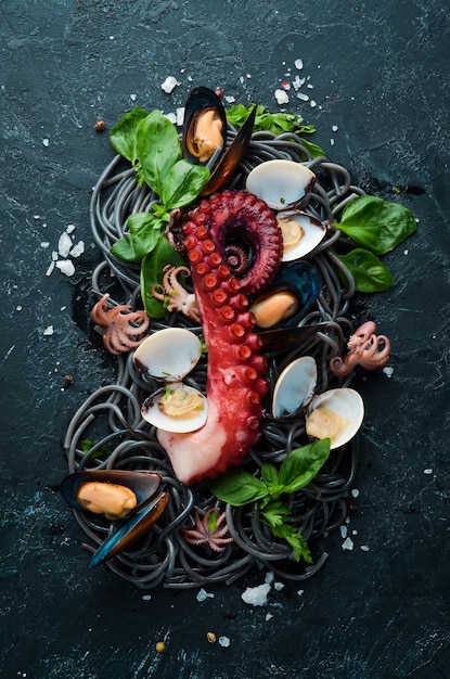 Photo pasta with seafood black paste seafood top view free copy space