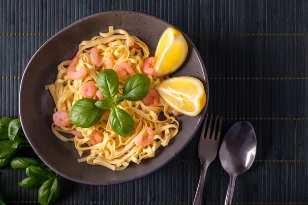 Pasta with shrimps, basil and tomatoes