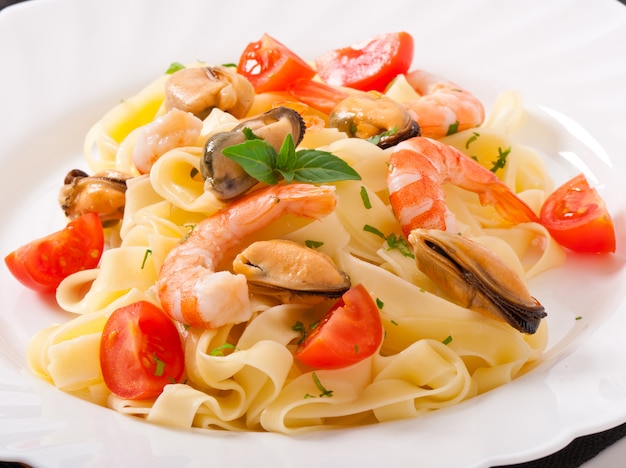 Pasta with shrimps and tomatoes