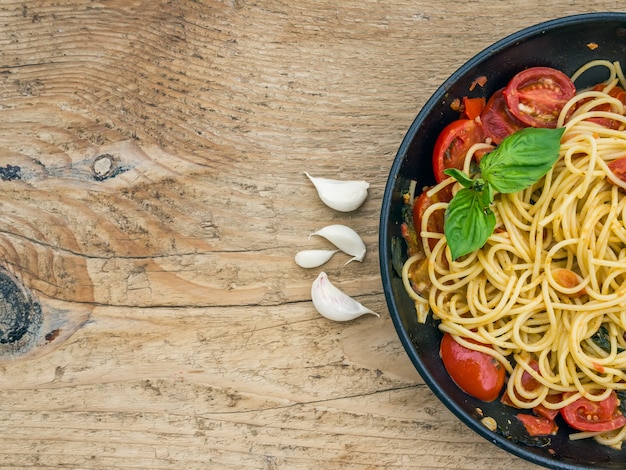 Pasta with tomatoes and basil