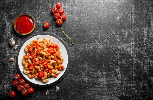 Pasta with tomatoessauce and thyme