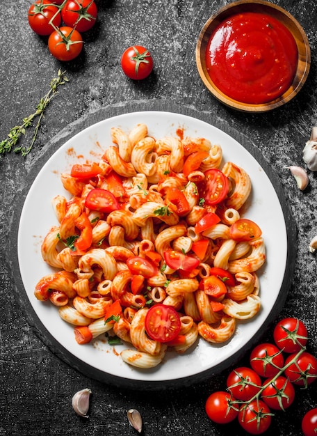 Pasta with tomatoessauce and thyme