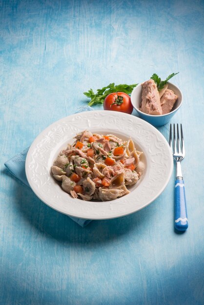 Pasta with tuna and fresh tomatoes