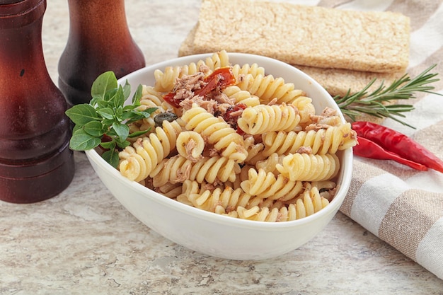 Pasta with tuna and tomato