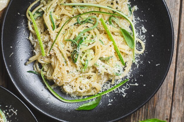 Photo pasta with zucchini and cream sauce