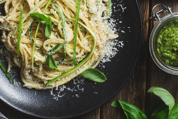 Photo pasta with zucchini and cream sauce