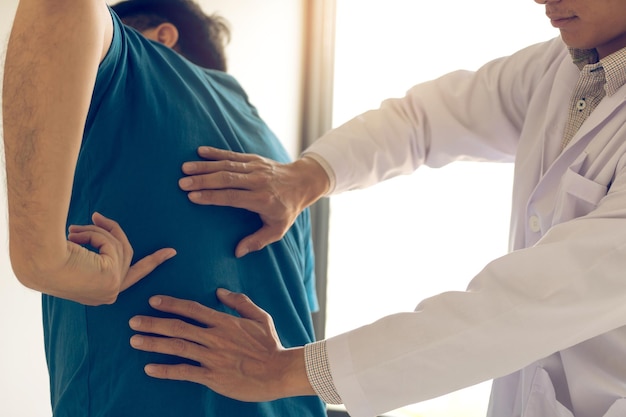 Patient is pointing to the point where the muscle pain is provided to the physical therapist to check