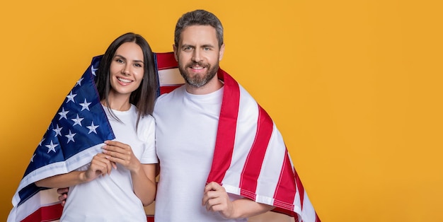 Photo patriotism of couple with the american flag banner celebrating the american spirit couple draped in the flag american family couple with flag a couple proudly posing with the american flag