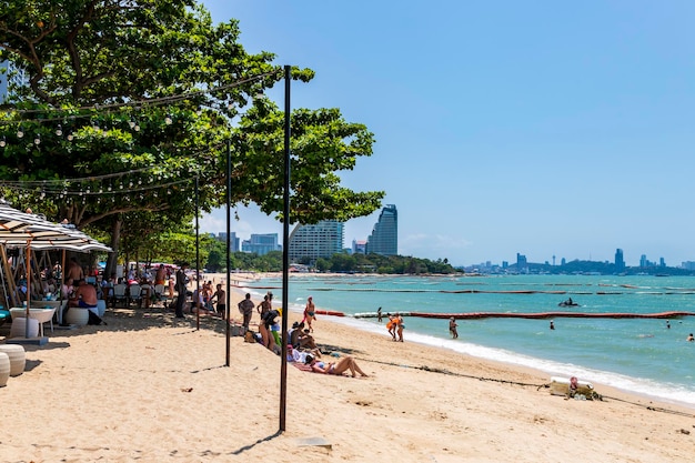 Photo pattaya thailand 23 mar 2023 after the covid19 pandemic the number of foreign tourists visiting pattaya beach has increased many people are swimming and sunbathing daytime