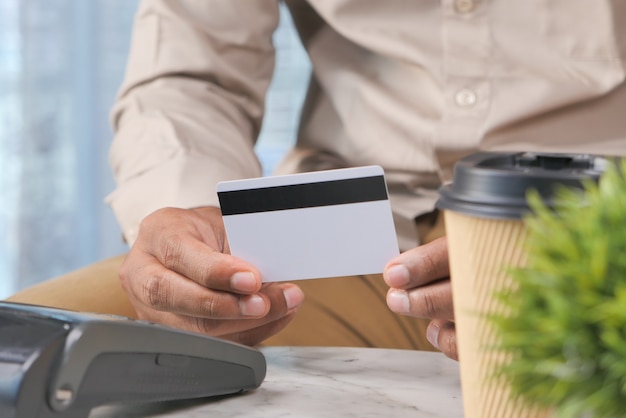 Payment terminal charging from a card, contactless payment.