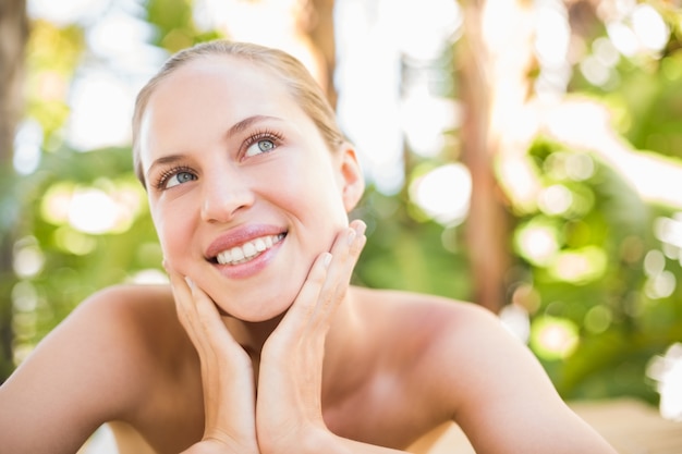 Photo peaceful blonde lying on massage table