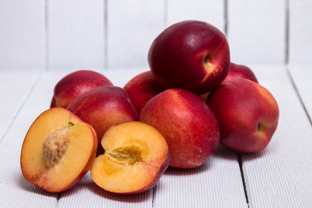 Peaches (Prunus persica subs nectarina)