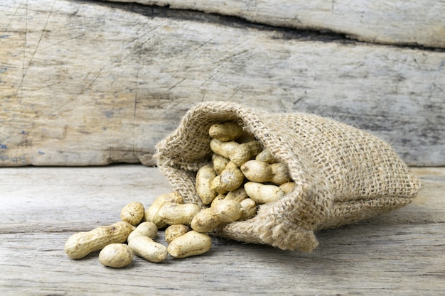 Photo peanut on wooden background