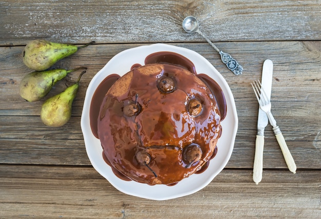 Pear, ginger and honey cake with creamy caramel topping and fresh pears