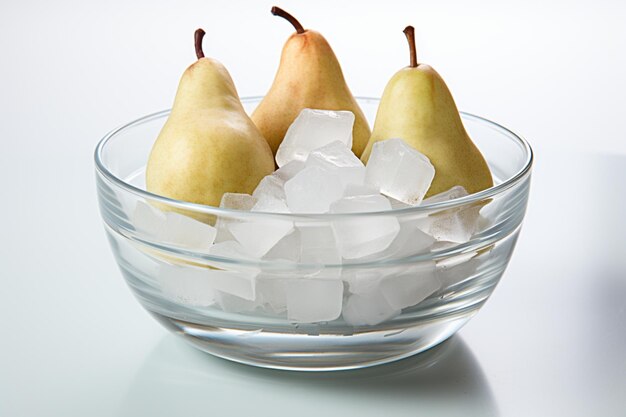 Photo pears in a clear glass bowl with ice cubes