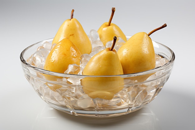 Photo pears in a clear glass bowl with ice cubes