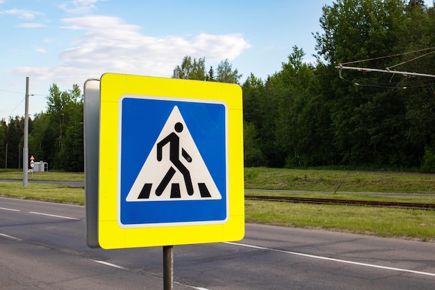 Photo pedestrian crossing sign on background of road