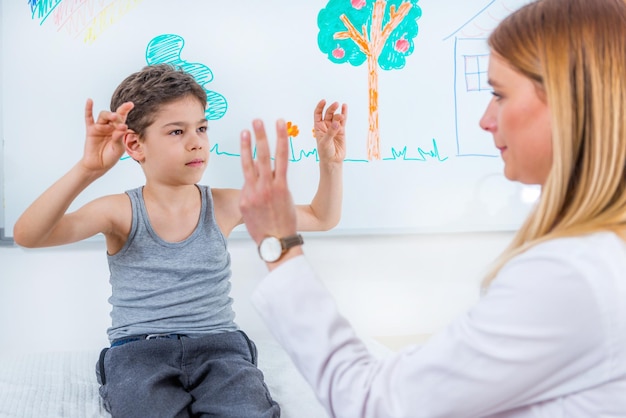 Photo pediatrician doing medical exam with boy