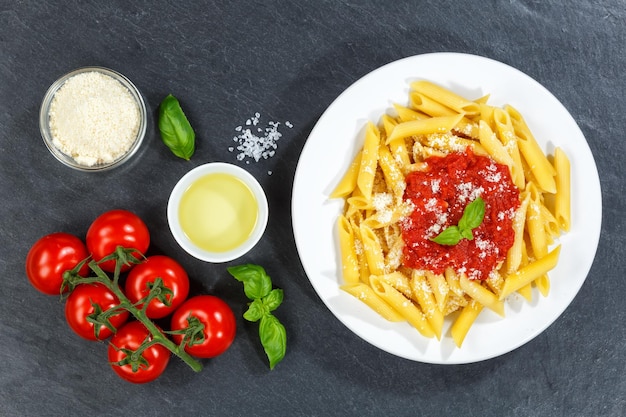 Photo penne rigatoni rigate pasta top view meal from italy lunch with tomato sauce slate on a plate