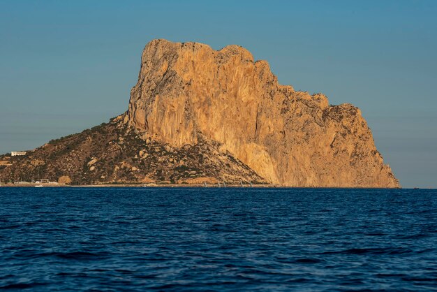 Photo peñon de ifach from the sea at sunset calpe costa blanca alicante province spain