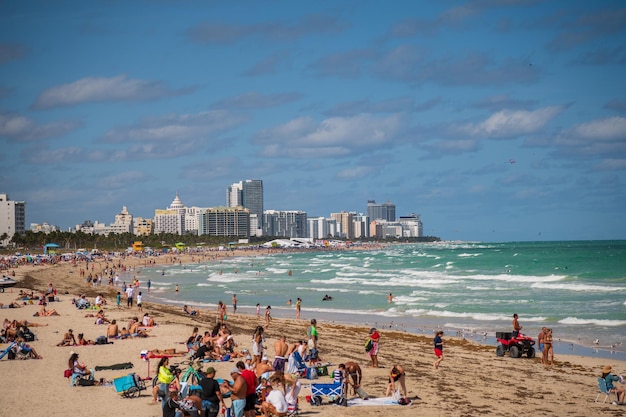 Photo people at beach against sky in city