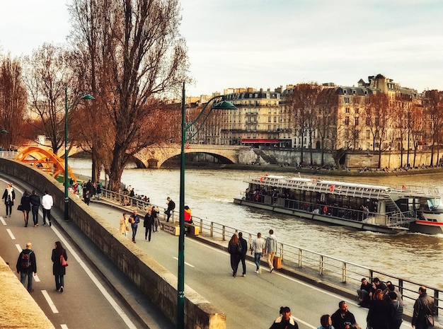 Photo people on bridge over river in city